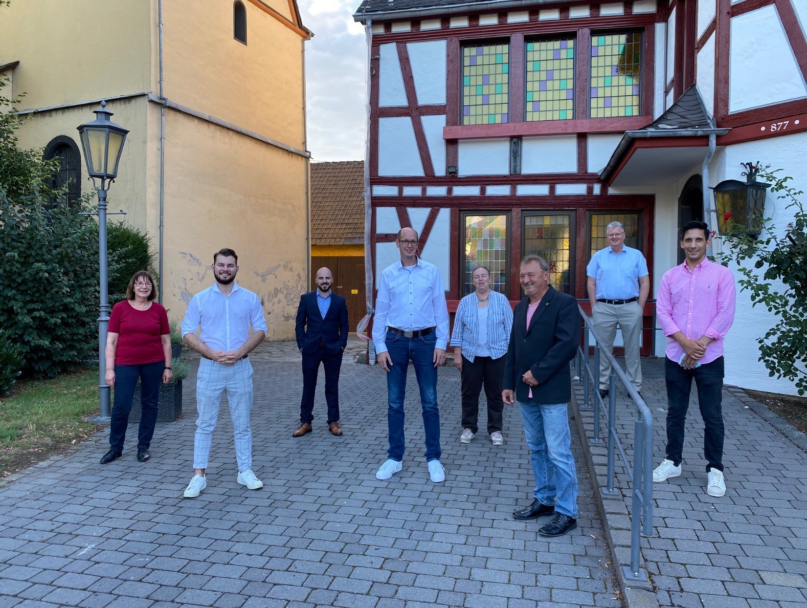Bild: Die FDP unterstützt Jan Ermtraud  als Kandidaten zur Bürgermeisterwahl in der VG Bad Hönningen (Personen von links nach rechts: Christa Ewens, Sebastian Nelles, Darius Akan, Jan Ermtraud, Waldemar Bondza, Susanna Henn, Tobias Kador, Marc Ortiz)